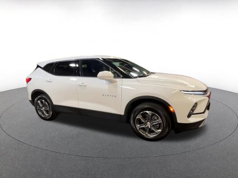 Used 2025 Chevrolet Blazer LT image 2