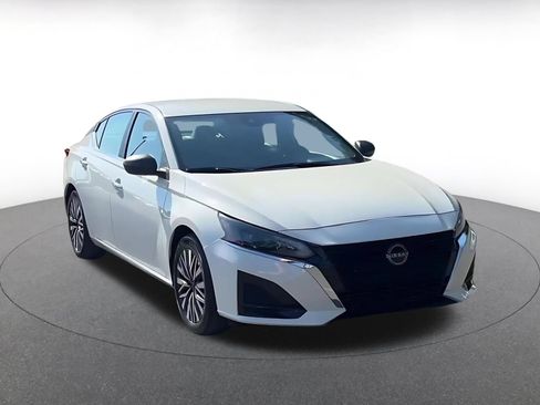Used 2025 Nissan Altima 2.5 SV FWD image 3