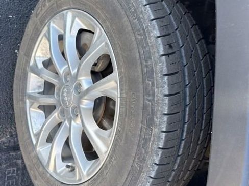 Used 2019 Jeep Cherokee Latitude w/ Cold Weather Group image 15