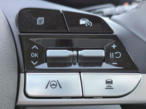 Certified 2025 Hyundai Elantra SEL FWD image 21