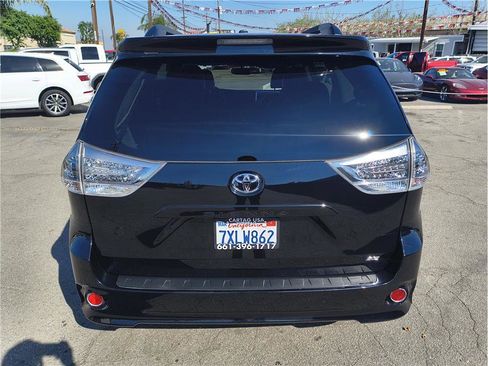 Used 2017 Toyota Sienna SE w/ SE Preferred Package image 12