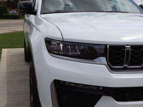 New 2026 Jeep Grand Cherokee L Limited w/ Luxury Tech Group II AWD/4WD image 5