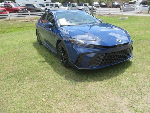Used 2025 Toyota Camry SE image 4