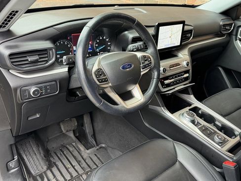 Used 2022 Ford Explorer XLT w/ Equipment Group 202A image 4