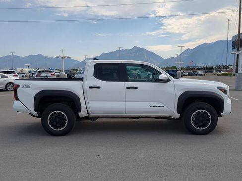 Used 2026 Toyota Tacoma TRD Off-Road AWD/4WD image 2