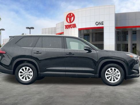 Used 2025 Toyota Grand Highlander AWD image 3