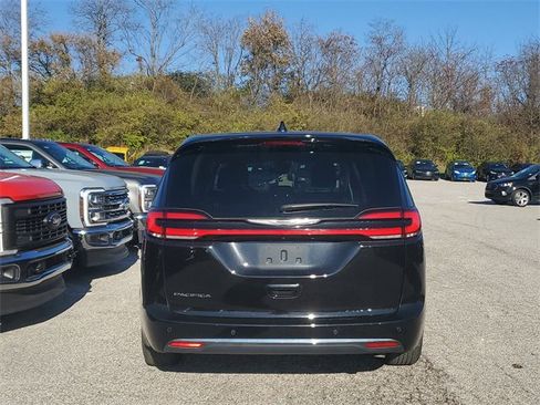 Used 2024 Chrysler Pacifica Touring-L image 5