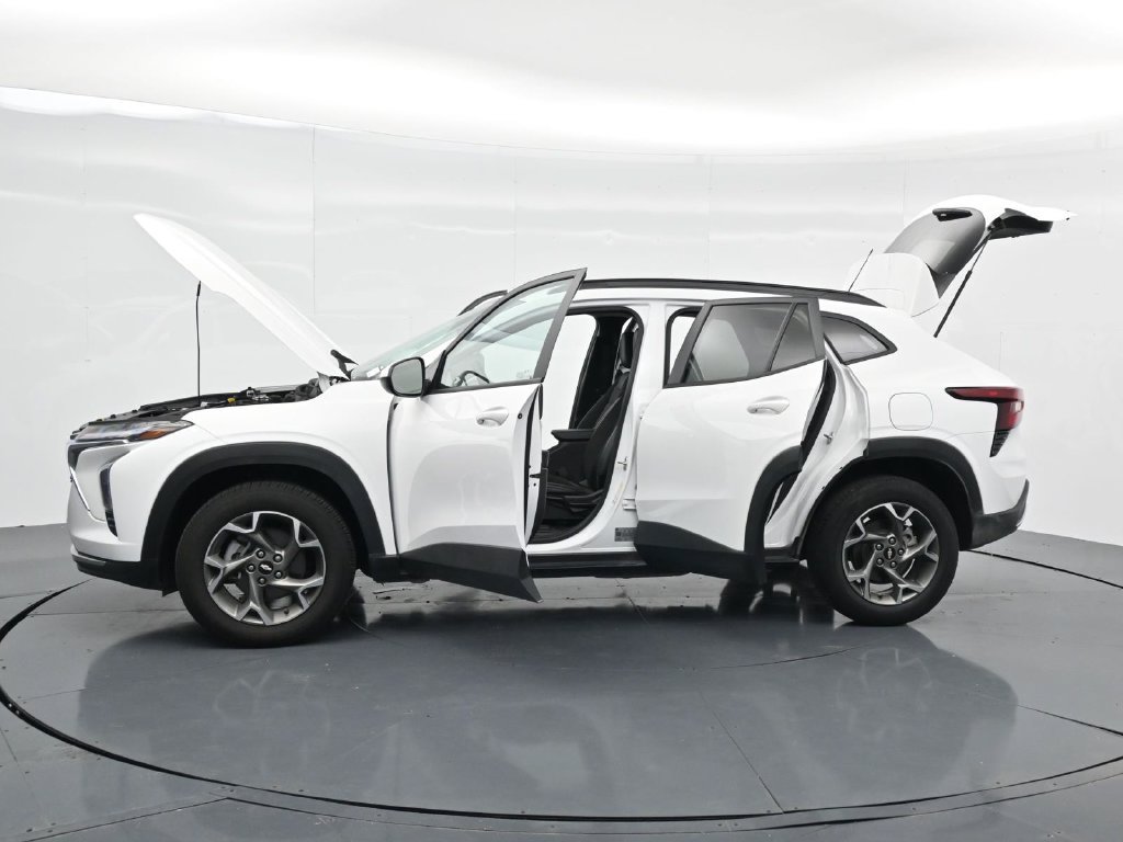 Used 2025 Chevrolet Trax LT FWD image 40
