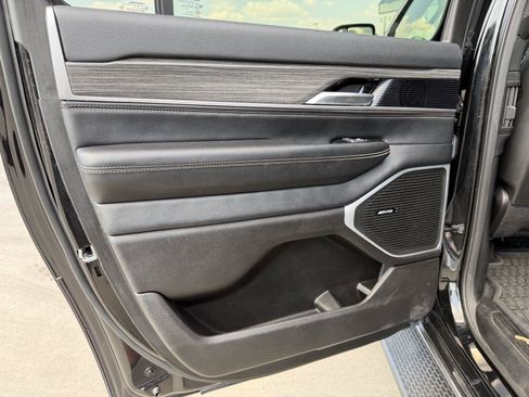 Used 2024 Jeep Wagoneer L Series II w/ Flexible Seating Group RWD image 17