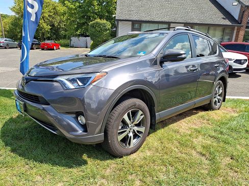 Used 2018 Toyota RAV4 XLE AWD/4WD image 3