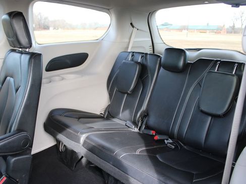 Used 2023 Chrysler Pacifica Touring-L image 19