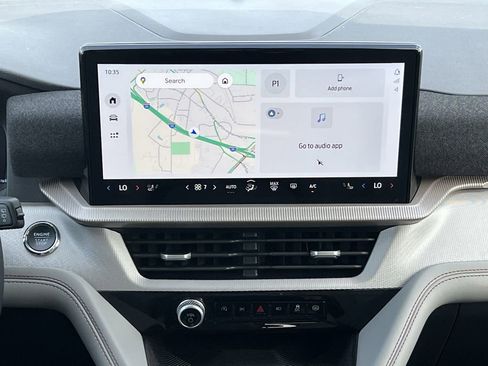 Used 2025 Ford Explorer Active w/ Active Comfort Package image 4