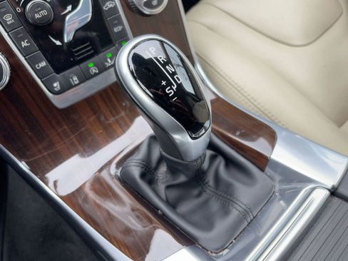 Used 2017 Volvo V60 T5 Premier w/ Convenience Package image 17