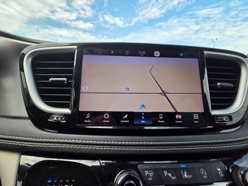 Used 2022 Chrysler Pacifica Touring-L w/ Uconnect Theater Family Group AWD/4WD image 14