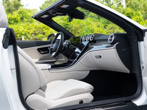 Used 2025 Mercedes-Benz CLE 450 4MATIC Cabriolet image 7