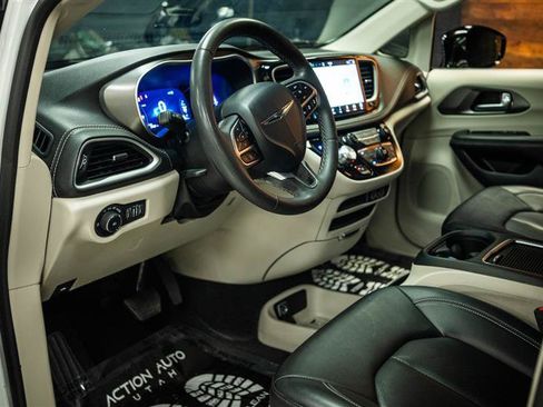 Used 2024 Chrysler Pacifica Limited FWD image 8