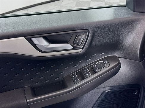 Used 2020 Ford Escape SE image 17