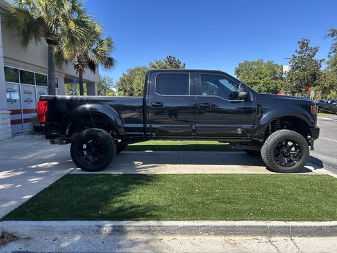 Used 2022 Ford F250 Lariat w/ Black Appearance Package image 8