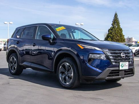 Used 2024 Nissan Rogue SV image 1