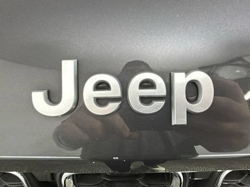 Used 2024 Jeep Grand Cherokee Laredo AWD/4WD image 8