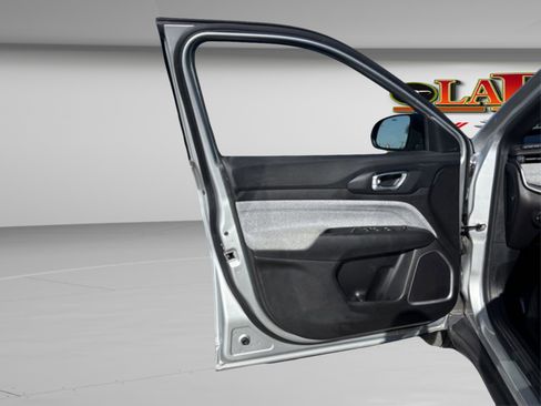 Used 2025 Jeep Compass Latitude image 23