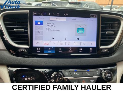 Used 2024 Chrysler Pacifica Touring-L FWD image 38