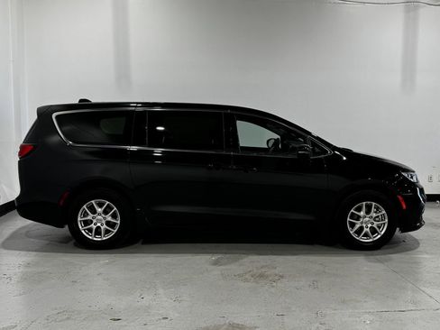Used 2025 Chrysler Pacifica Select FWD image 21