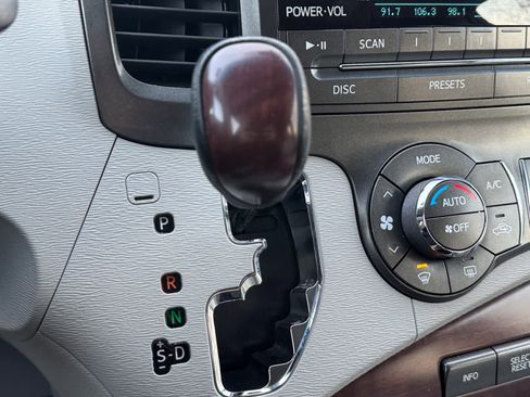 Used 2012 Toyota Sienna XLE image 7