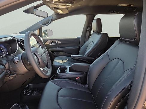 New 2026 Chrysler Pacifica Select image 14