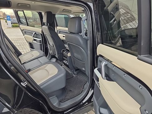 Used 2024 Land Rover Defender 110 X-Dynamic SE image 18