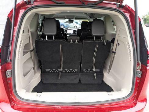 Used 2024 Chrysler Pacifica Touring-L FWD image 17