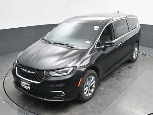 New 2026 Chrysler Pacifica Select AWD/4WD image 35