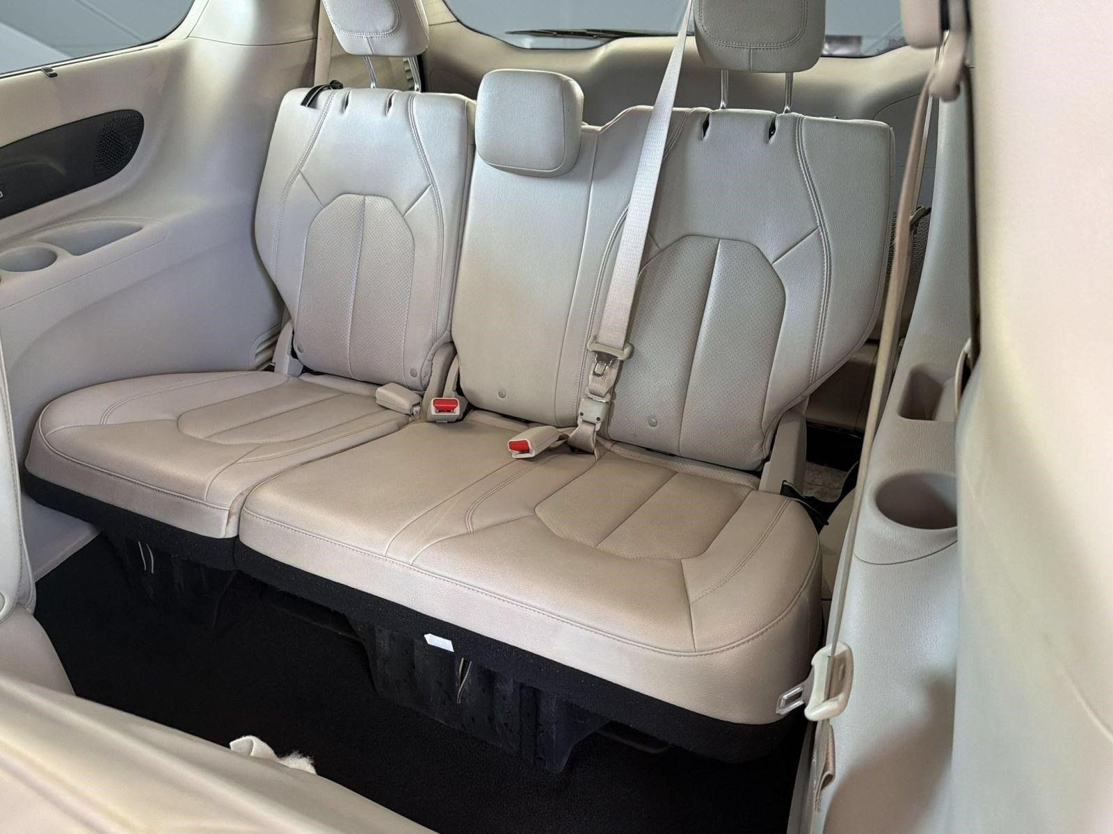 Used 2021 Chrysler Pacifica Touring-L w/ Uconnect Theater Family Group FWD image 36