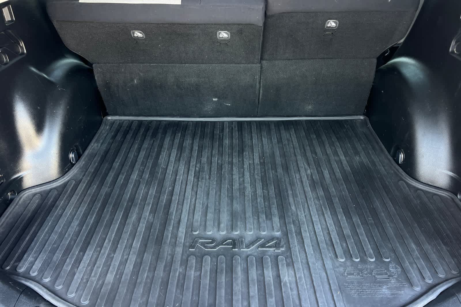 Used 2018 Toyota RAV4 XLE FWD image 17