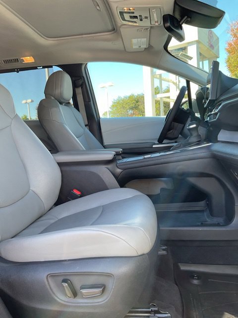 Used 2025 Toyota Sienna XLE FWD image 19
