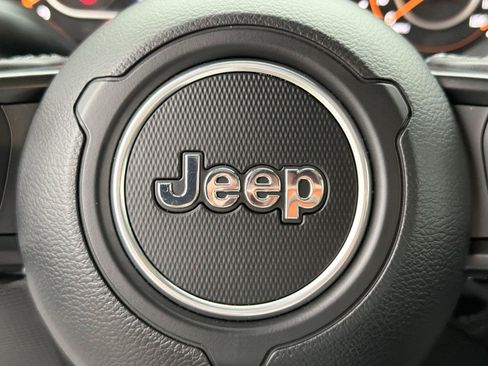 Used 2025 Jeep Wrangler Unlimited Rubicon AWD/4WD image 21