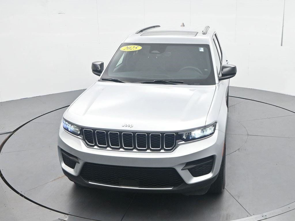 Used 2025 Jeep Grand Cherokee Laredo X AWD/4WD image 26