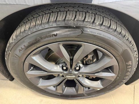 Used 2020 Chrysler Pacifica Limited FWD image 12
