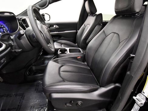 Used 2025 Chrysler Pacifica Select FWD image 15