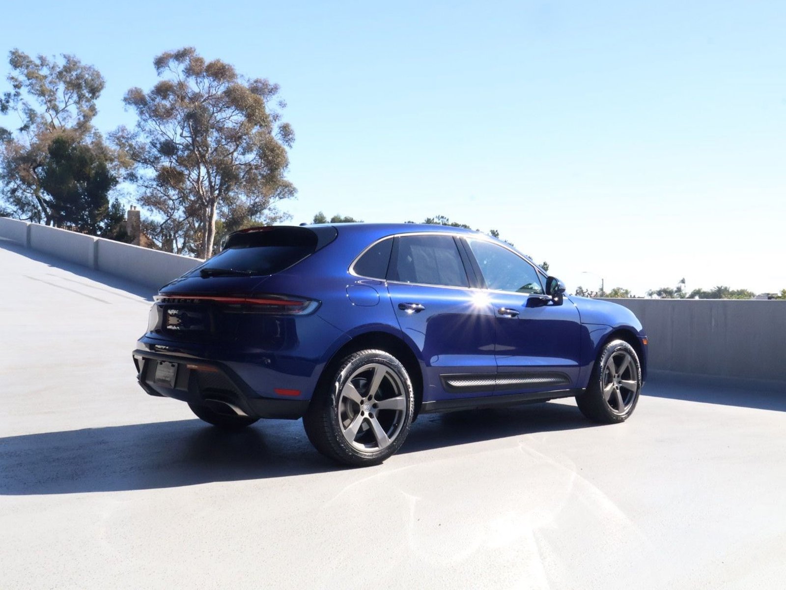 Certified 2025 Porsche Macan AWD/4WD image 8