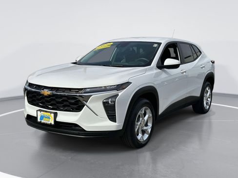 Used 2024 Chevrolet Trax LS w/ LS Convenience Package FWD image 3