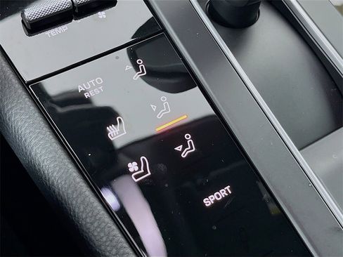 Certified 2025 Porsche Macan image 18
