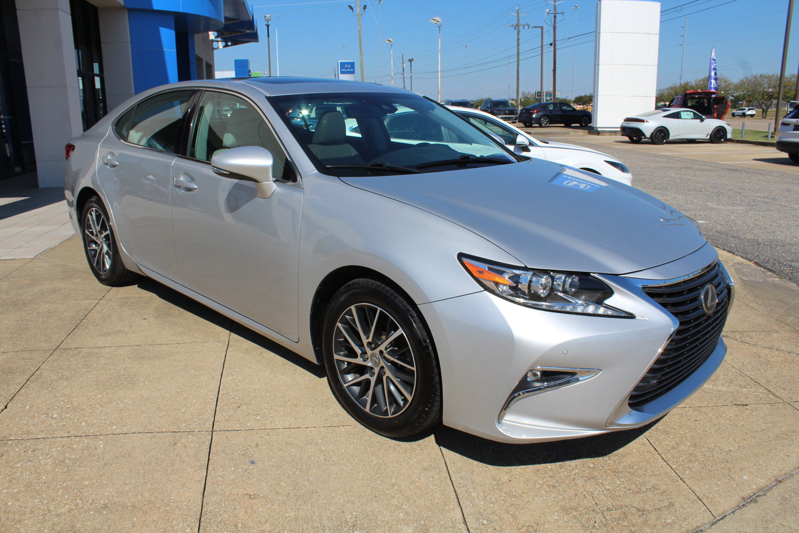 Used 2017 Lexus ES 350 w/ Luxury Package FWD image 1