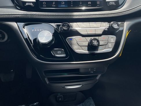 New 2027 Chrysler Pacifica Select w/ Family Tech Group FWD image 11