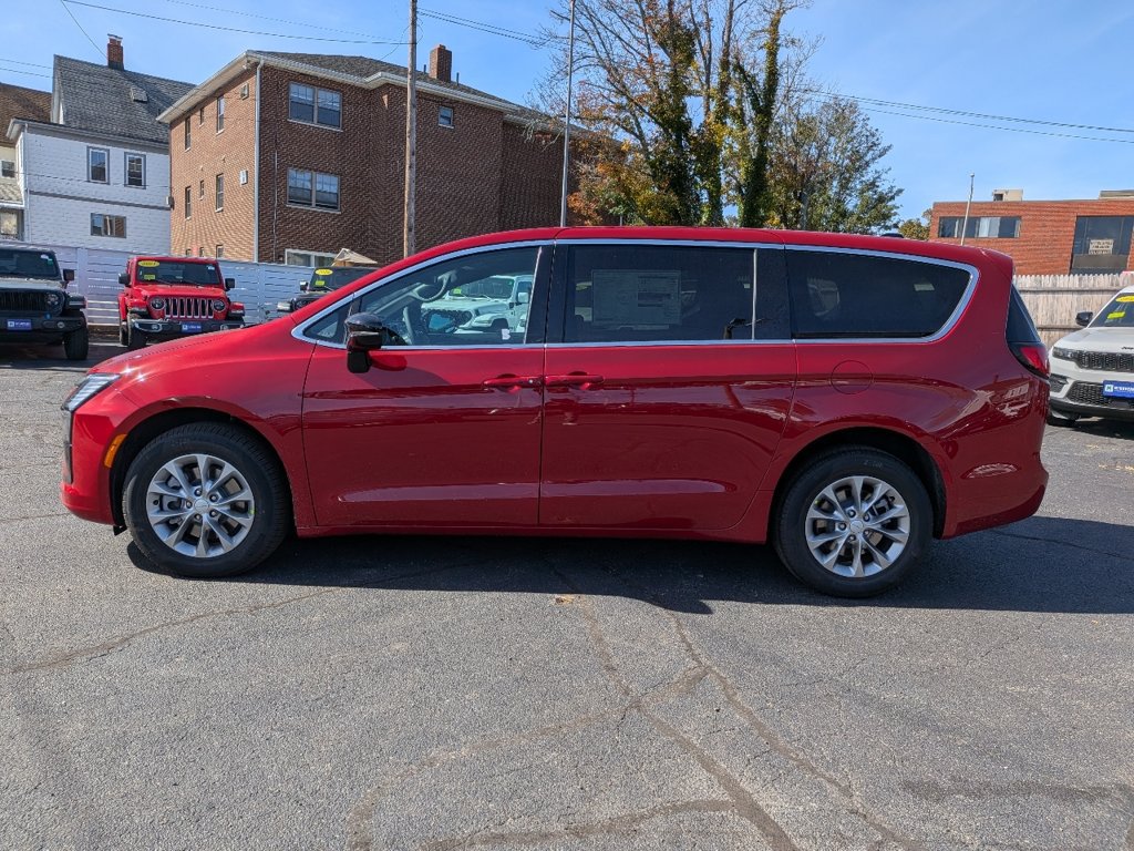 New 2027 Chrysler Pacifica Select AWD/4WD image 2
