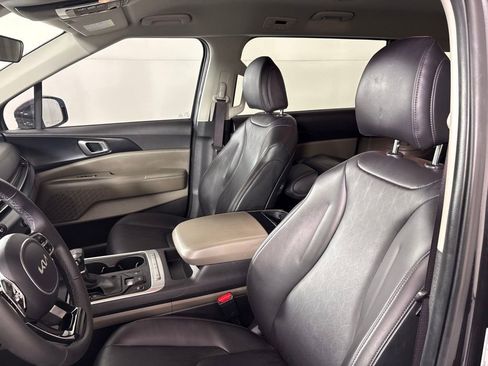 Used 2025 Kia Carnival FWD image 28