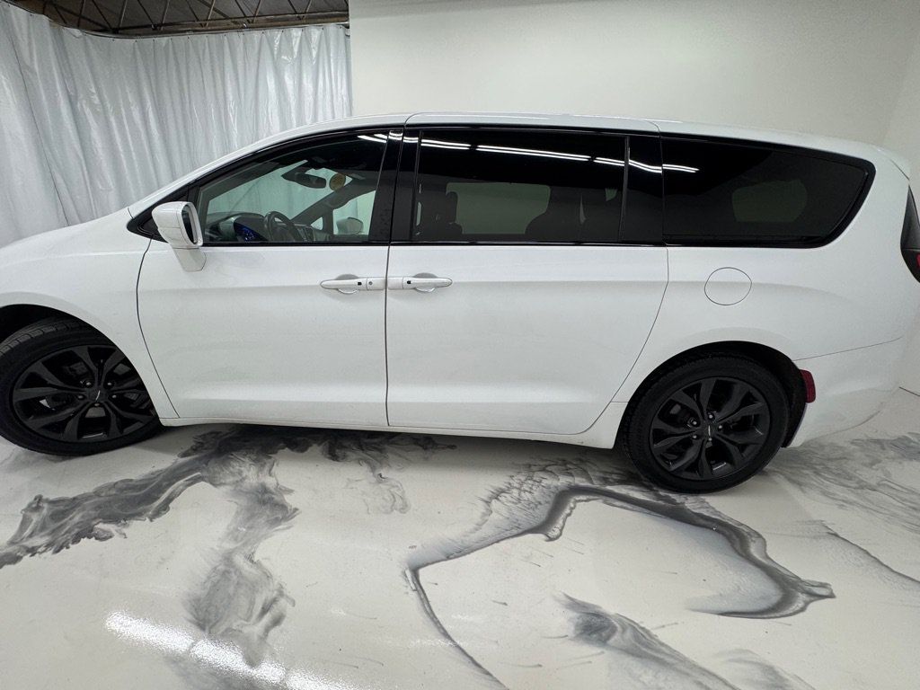 Used 2020 Chrysler Pacifica Touring w/ S Appearance Package FWD image 5