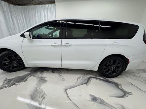 Used 2020 Chrysler Pacifica Touring w/ S Appearance Package FWD image 5