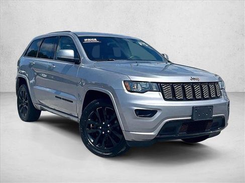Used 2018 Jeep Grand Cherokee Altitude AWD/4WD image 12