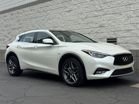 Used 2018 INFINITI QX30 Premium w/ Navigation Package FWD image 4